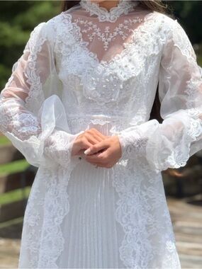 Vintage Lace high neckline sheer Long-Sleeve Bridal wedding dress